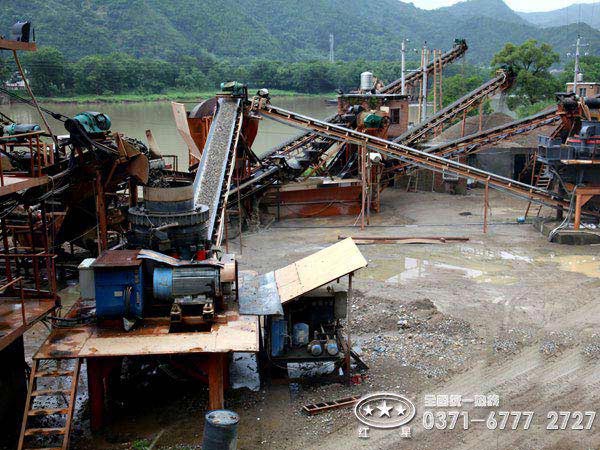 日產200噸的鵝卵石制砂生產線現(xiàn)場