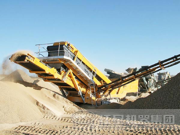 履帶移動(dòng)式破碎機(jī)工作現(xiàn)場