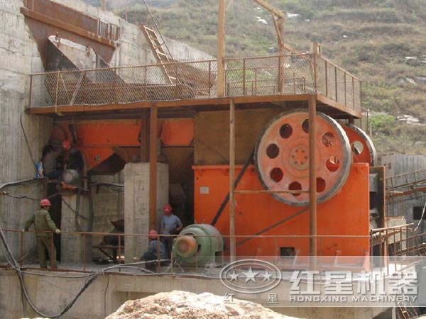 顎式破碎機生產(chǎn)現(xiàn)場