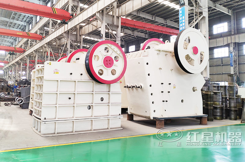 顎式破碎機(jī)現(xiàn)場實拍圖