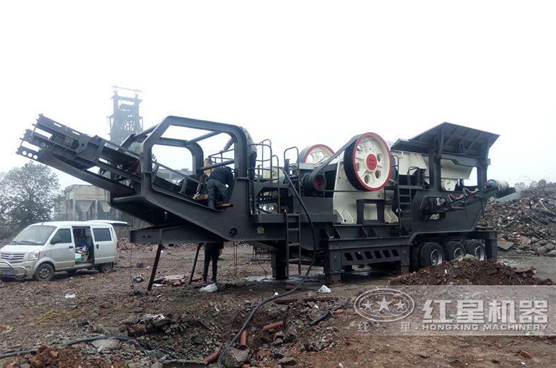 移動(dòng)顎式破碎機(jī)現(xiàn)場