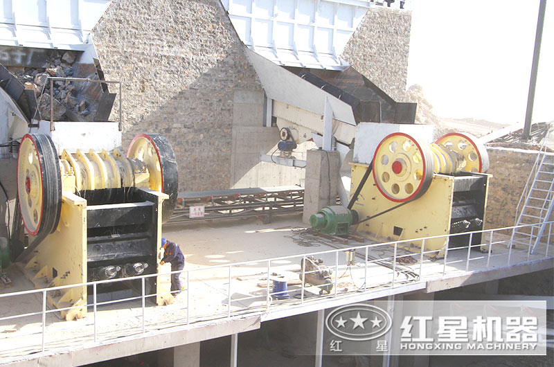 912顎式破碎機(jī)工作現(xiàn)場實(shí)拍圖