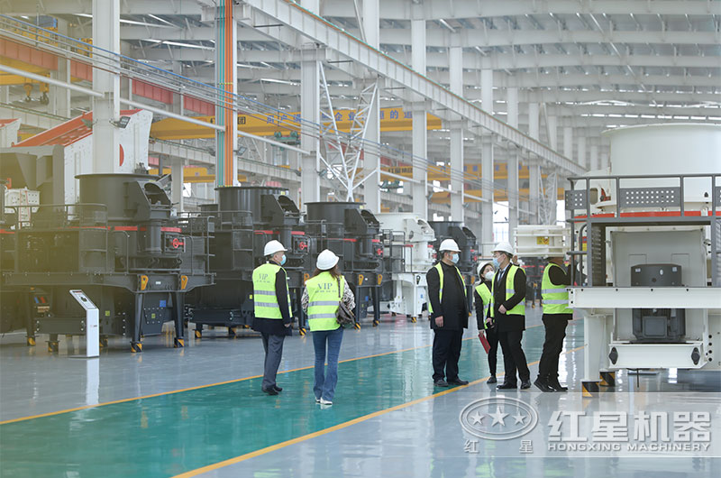 客戶(hù)來(lái)廠考察制砂機(jī)設(shè)備
