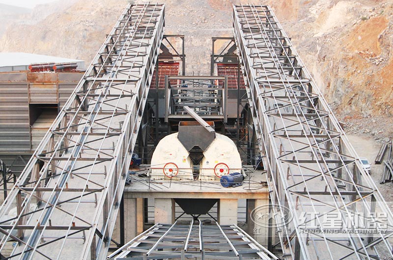 錘式破碎機(jī)破碎水泥現(xiàn)場(chǎng)實(shí)拍