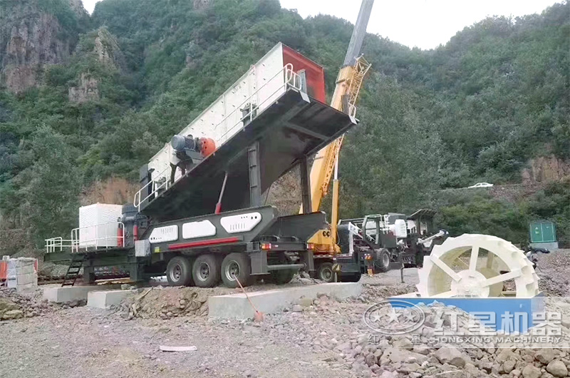 打土建基礎(chǔ)的移動破碎機現(xiàn)場