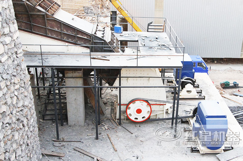 重錘式破碎機(jī)工作現(xiàn)場