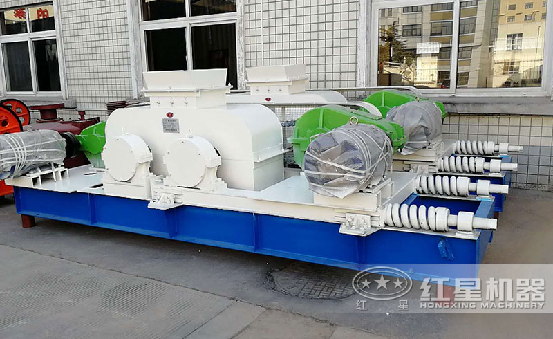 河卵石對輥制砂機現(xiàn)場實拍圖