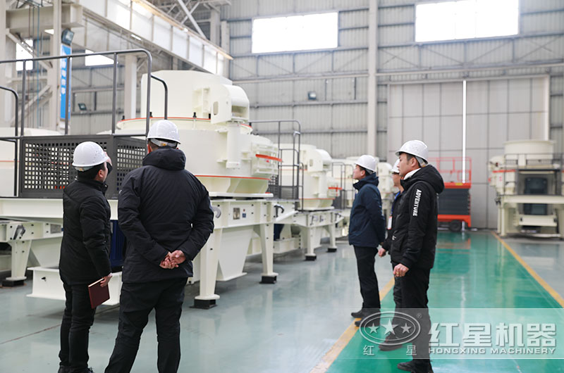 客戶來廠考察機制砂生產(chǎn)線設(shè)備