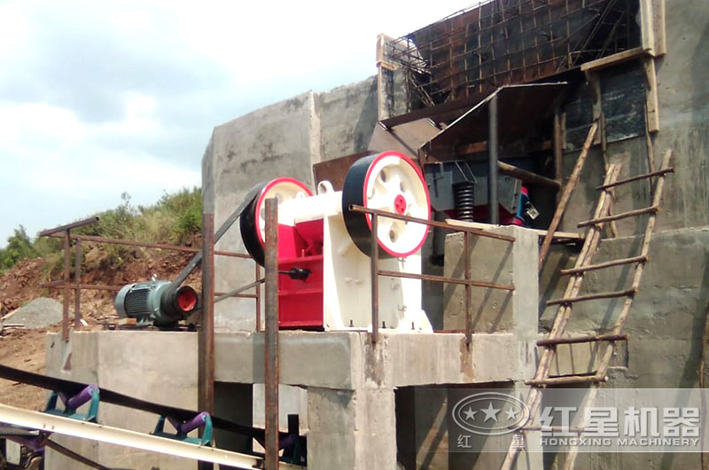 顎式破碎機(jī)破碎現(xiàn)場(chǎng)實(shí)拍