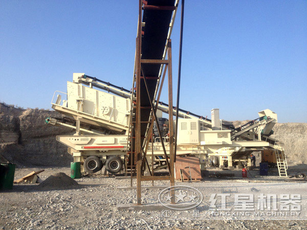 可移動(dòng)破碎機(jī)作業(yè)現(xiàn)場