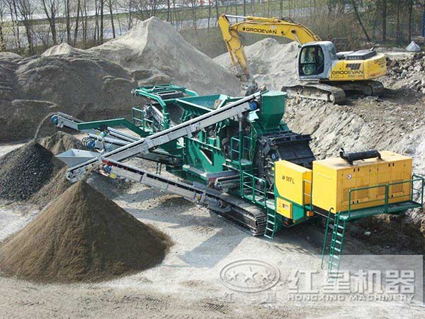 青石移動(dòng)破碎站生產(chǎn)現(xiàn)場(chǎng)圖