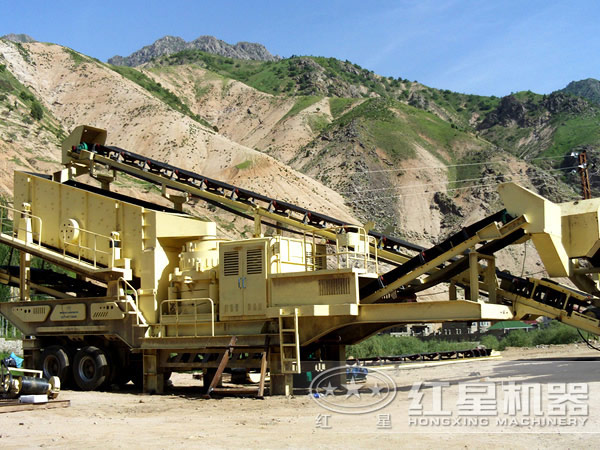 圓錐移動(dòng)破碎機(jī)生產(chǎn)現(xiàn)場(chǎng)