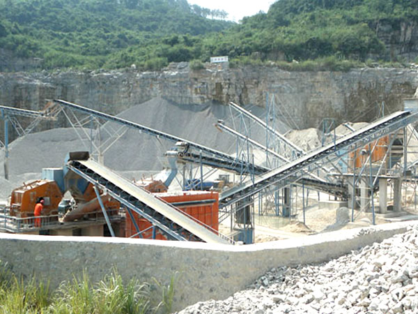 石灰石細碎機生產(chǎn)現(xiàn)場