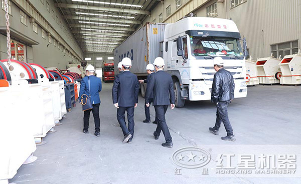 用戶來(lái)廠參觀試機(jī)環(huán)保型石頭破碎機(jī)