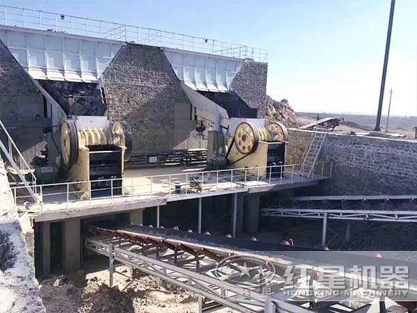兩臺(tái)鄂式制沙機(jī)作業(yè)現(xiàn)場