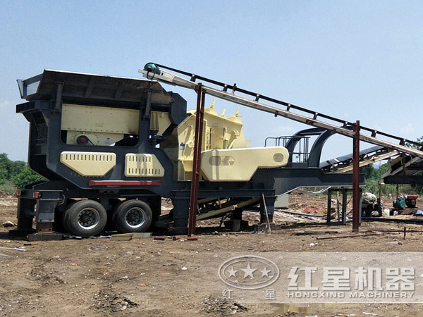 移動(dòng)反擊式破碎站作業(yè)現(xiàn)場