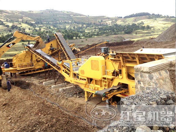 輪式流動砂石破碎機(jī)作業(yè)現(xiàn)場
