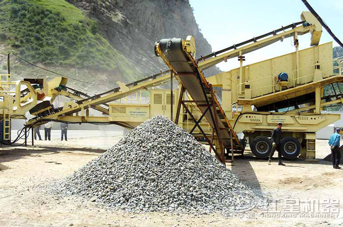 移動(dòng)破碎機(jī)現(xiàn)場(chǎng)作業(yè)