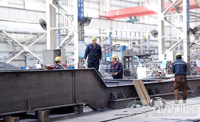 自產(chǎn)自銷(xiāo)的紅星機(jī)器廠家加工車(chē)間