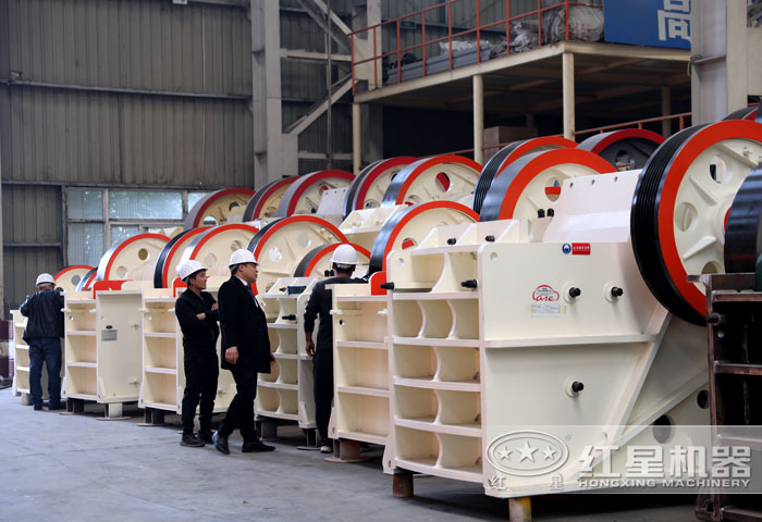 用戶來(lái)廠參觀鵝卵石破碎機(jī)