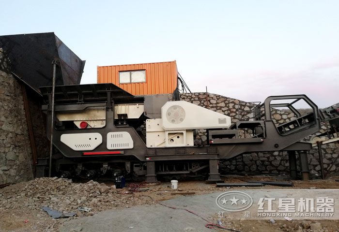 紅星移動(dòng)打石機(jī)破碎機(jī)作業(yè)現(xiàn)場(chǎng)