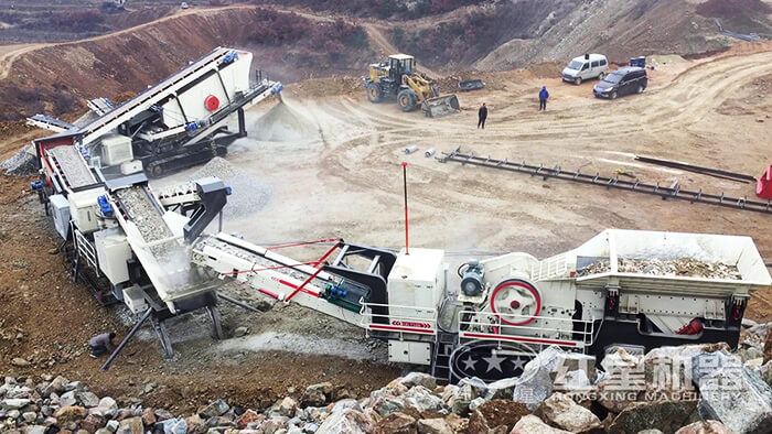 履帶式移動(dòng)打石機(jī)多機(jī)聯(lián)合作業(yè)現(xiàn)場(chǎng)