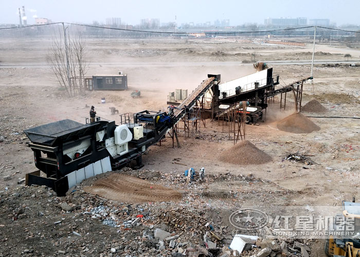 移動(dòng)式破碎機(jī)生產(chǎn)作業(yè)現(xiàn)場(chǎng)