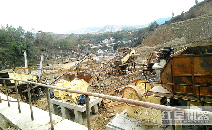 固定式破碎機(jī)生產(chǎn)作業(yè)現(xiàn)場(chǎng)