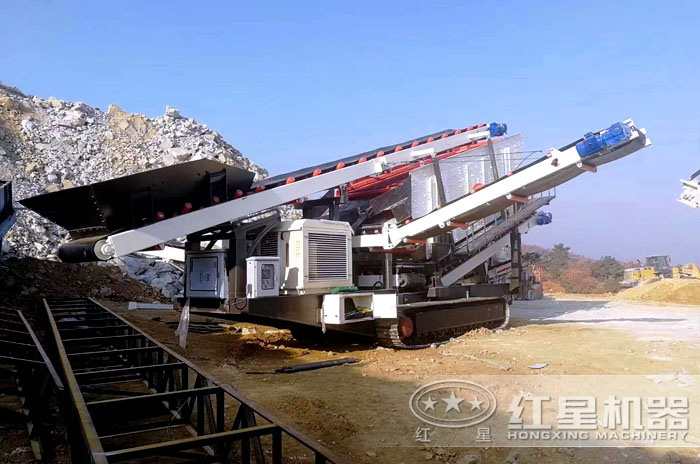 履帶式移動破碎機現(xiàn)場