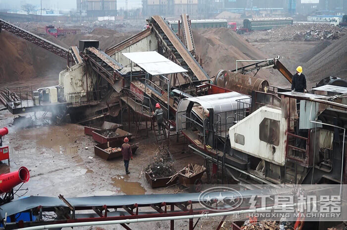 小型混凝土塊移動(dòng)破碎機(jī)作業(yè)現(xiàn)場(chǎng)