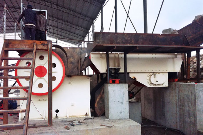 一天生產(chǎn)100方石灰石小型顎破機作業(yè)現(xiàn)場