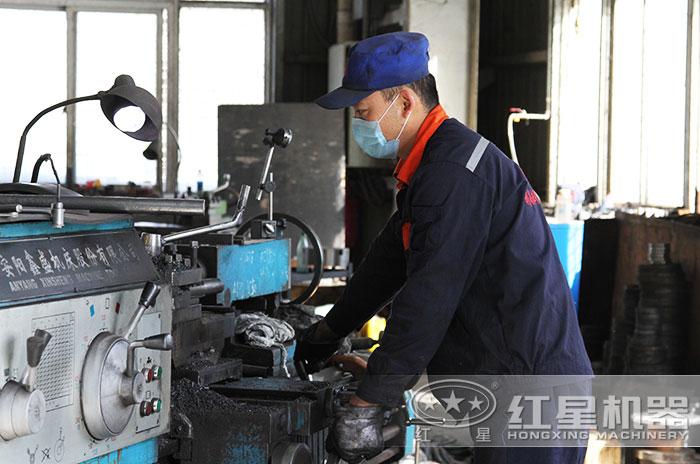 紅星機器專業(yè)技術人員現(xiàn)場作業(yè)