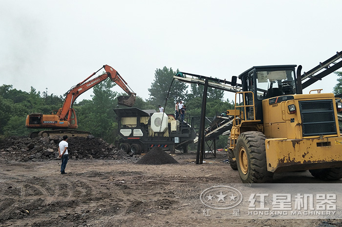 新型煤矸石粉碎機加工現(xiàn)場