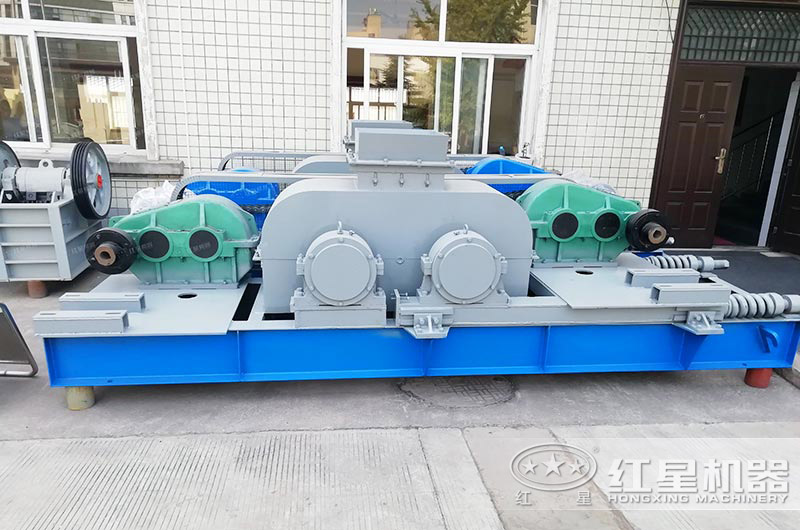 對輥式破碎機(jī)設(shè)備展示 對輥式破碎機(jī)設(shè)備展示