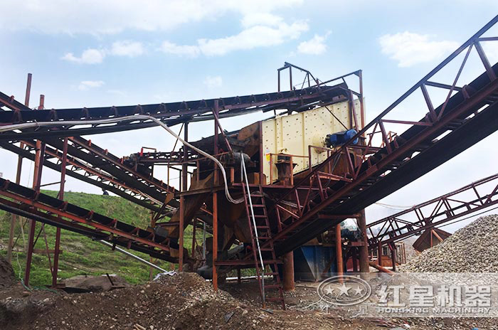 鵝卵石制砂加工現(xiàn)場(chǎng) 鵝卵石制砂加工現(xiàn)場(chǎng)