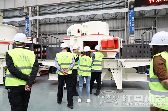 用戶來廠近距離了解打砂機設備