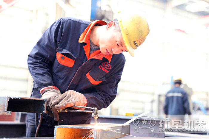 pe250*750顎式破碎機工人操作現(xiàn)場 pe250*750顎式破碎機工人操作現(xiàn)場