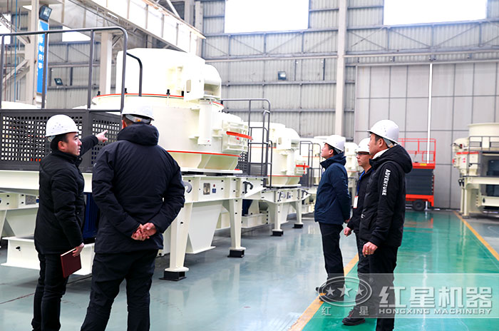 用戶來(lái)廠參觀制砂機(jī)設(shè)備