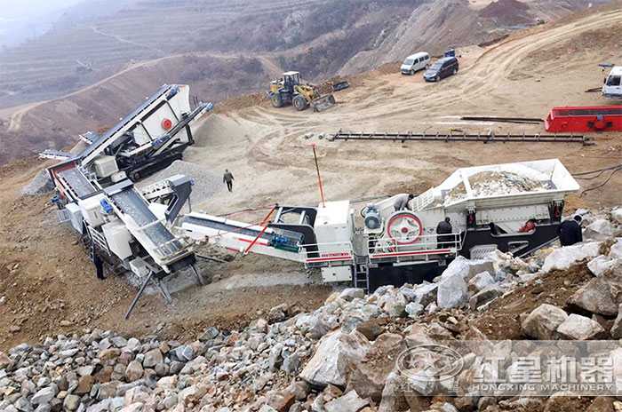 移動(dòng)式大型石頭破碎機(jī)加工現(xiàn)場(chǎng) 移動(dòng)式大型石頭破碎機(jī)加工現(xiàn)場(chǎng)