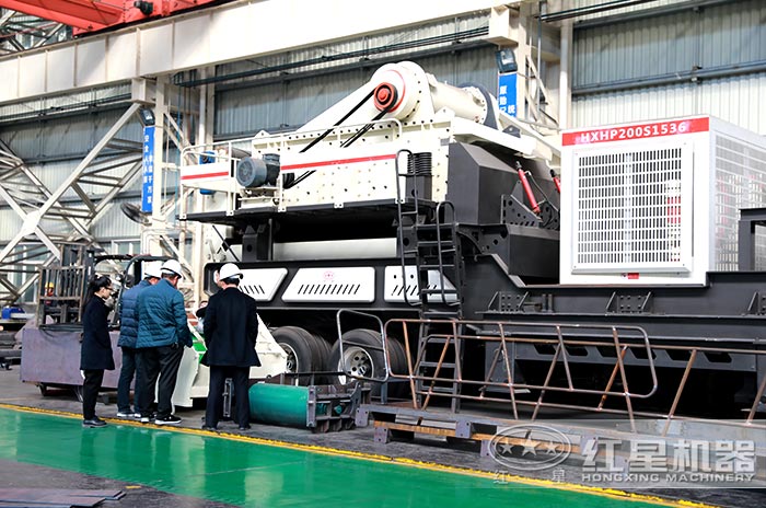 客戶來廠參觀移動(dòng)破碎設(shè)備