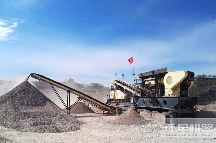 配備了車載移動(dòng)磕石機(jī)的施工現(xiàn)場(chǎng)