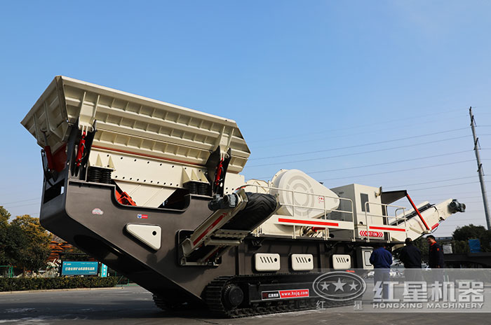 客戶到廠參觀移動破石機設(shè)備