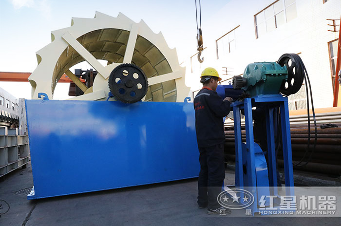 紅星機(jī)器專(zhuān)業(yè)技術(shù)人員現(xiàn)場(chǎng)調(diào)試設(shè)備