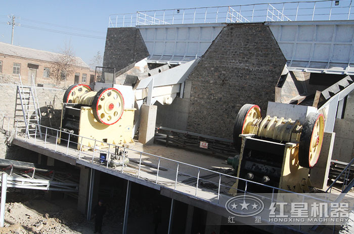 顎式破碎機(jī)花崗巖加工現(xiàn)場(chǎng)