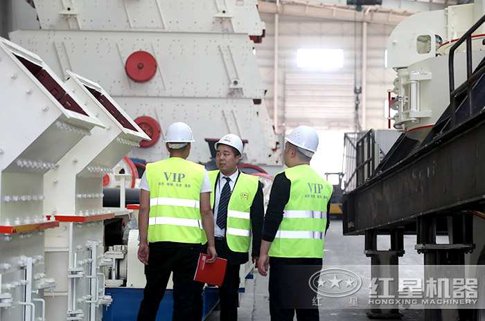 技術(shù)經(jīng)理全程陪護(hù)客戶了解設(shè)備