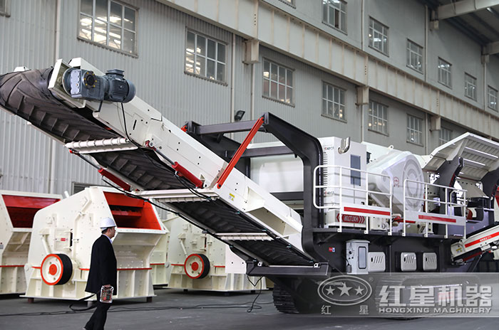 技術(shù)人員操控移動(dòng)石子破碎機(jī)