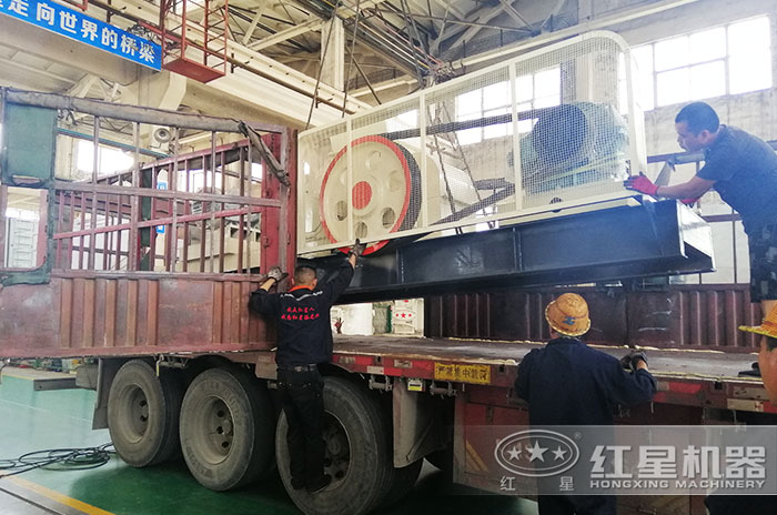 輥式破碎機(jī)發(fā)貨現(xiàn)場(chǎng)