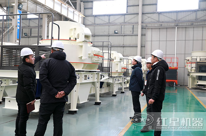 用戶來廠參觀考察，定制移動(dòng)制砂機(jī)