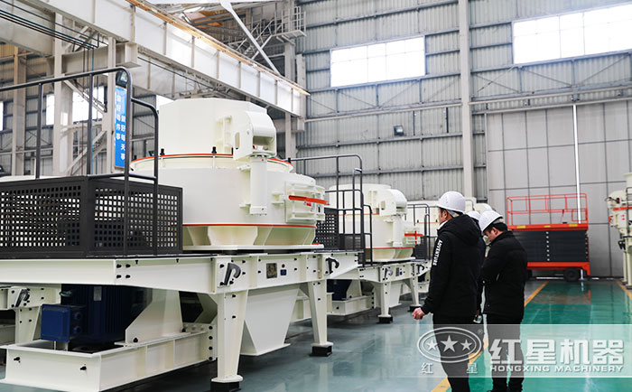 客戶到紅星機器廠區(qū)參觀制砂設(shè)備