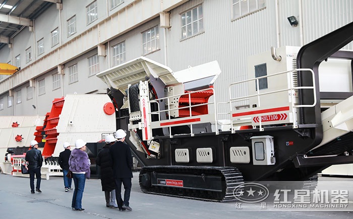 客戶(hù)到紅星廠區(qū)參觀移動(dòng)沙石粉碎機(jī)